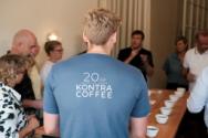 /Files/Images/Kontra/B2C Desktop NY/mand-staar-foran-kaffesmagningsbord-til-kaffekursus.jpg