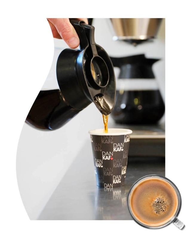 Filterkaffe hældes op i et papkrus