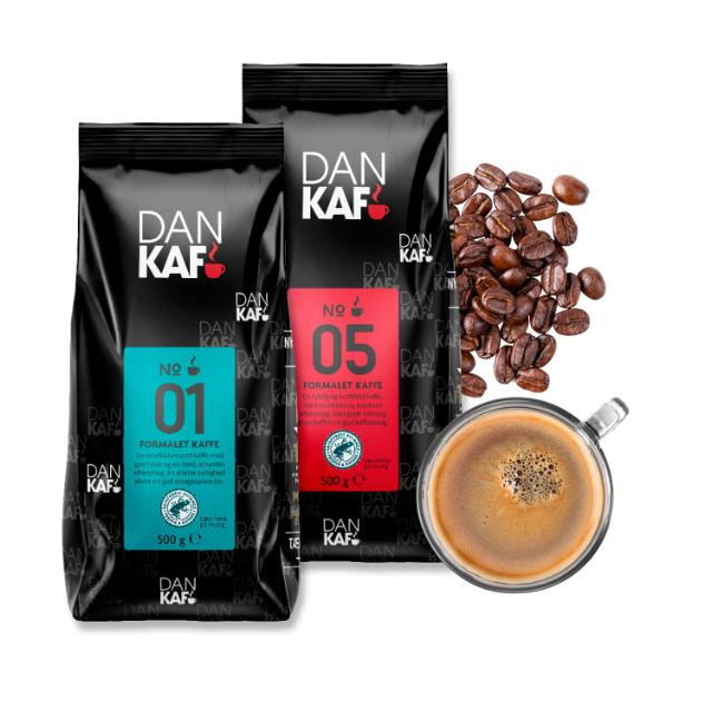 To poser DanKaf-kaffe og en kop kaffe i glas