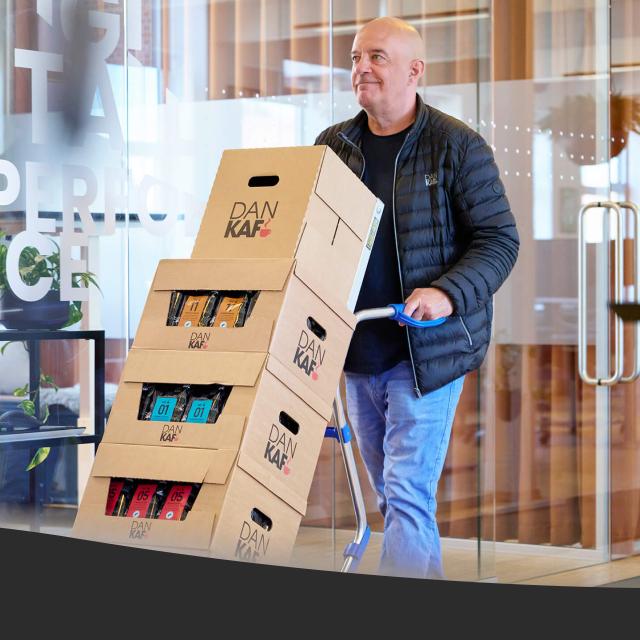 Mand kommer med kaffeforsyninger på en vogn