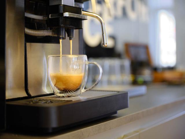 Kaffemaskine brygger kaffe på morgenmadsbuffet