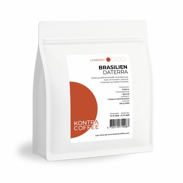 Hvid kaffepose med orange label hvor der står at kaffen er fra Brasilien Daterra