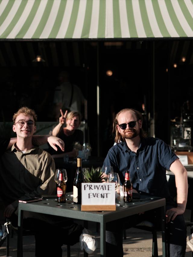 to mænd og en kvinde i baggrunden til privat event ude foran kontra coffees kaffehus