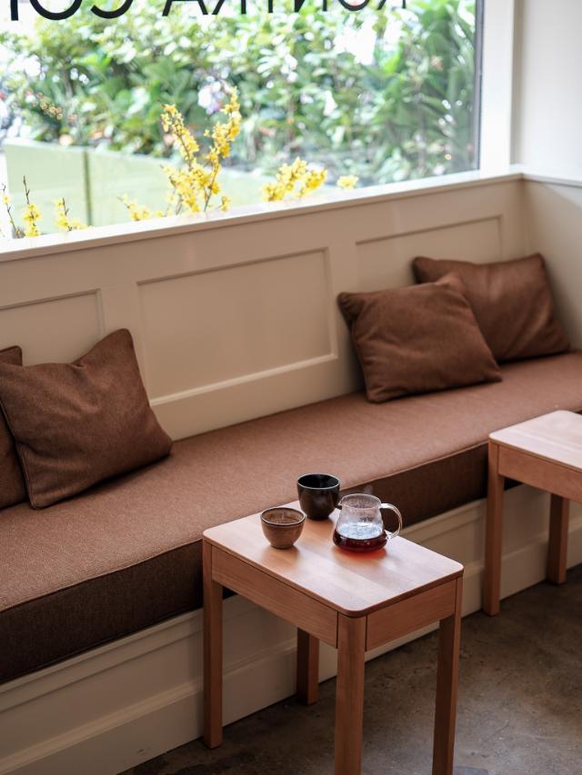 en friskbrygget pour over kaffe står på et bord foran en sofa i kaffehuset