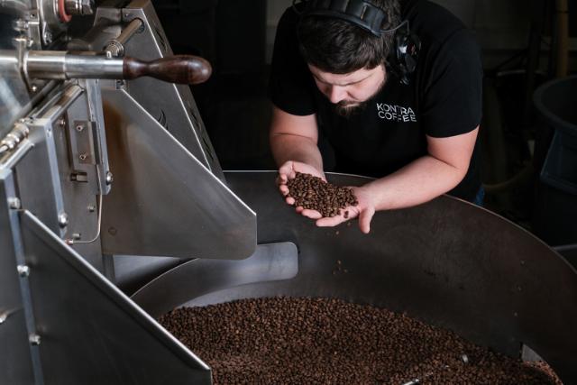Ristemester dufter til kaffeboenner i kafferister