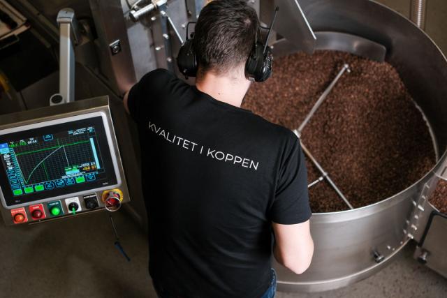 ristemester rister kaffebønner i eget risteri