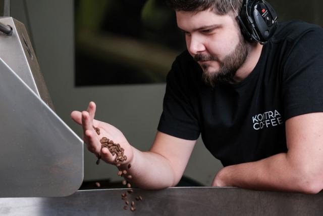 ristemester kigger paa ristede kaffeboenner