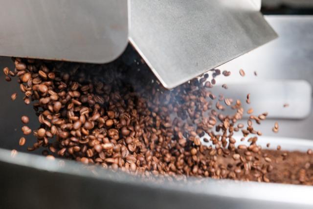 nyristet kaffe vælter ud af risteren på kontra coffee risteri