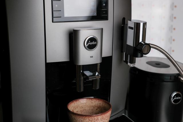 Pige får en kop kaffe på hotellet