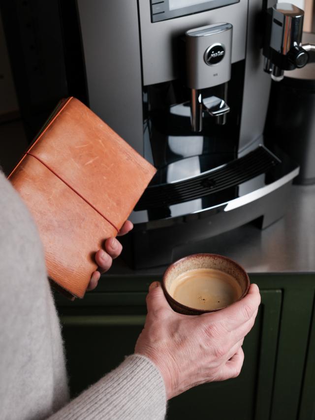 Pige får en kop kaffe på hotellet
