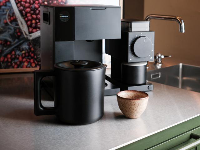 Pige får en kop kaffe på hotellet