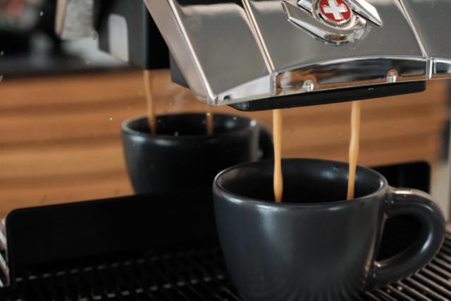 kaffe brygges fra maskine klar til kaffesmagning