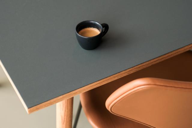 kaffekop paa graat bord, klar til firma kaffesmagning