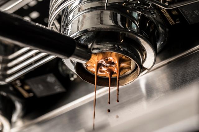 espressobrygning med naked portafilter