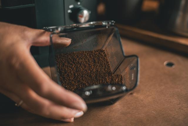 Formalet kaffe i beholder kaffekvaern i baggrunden