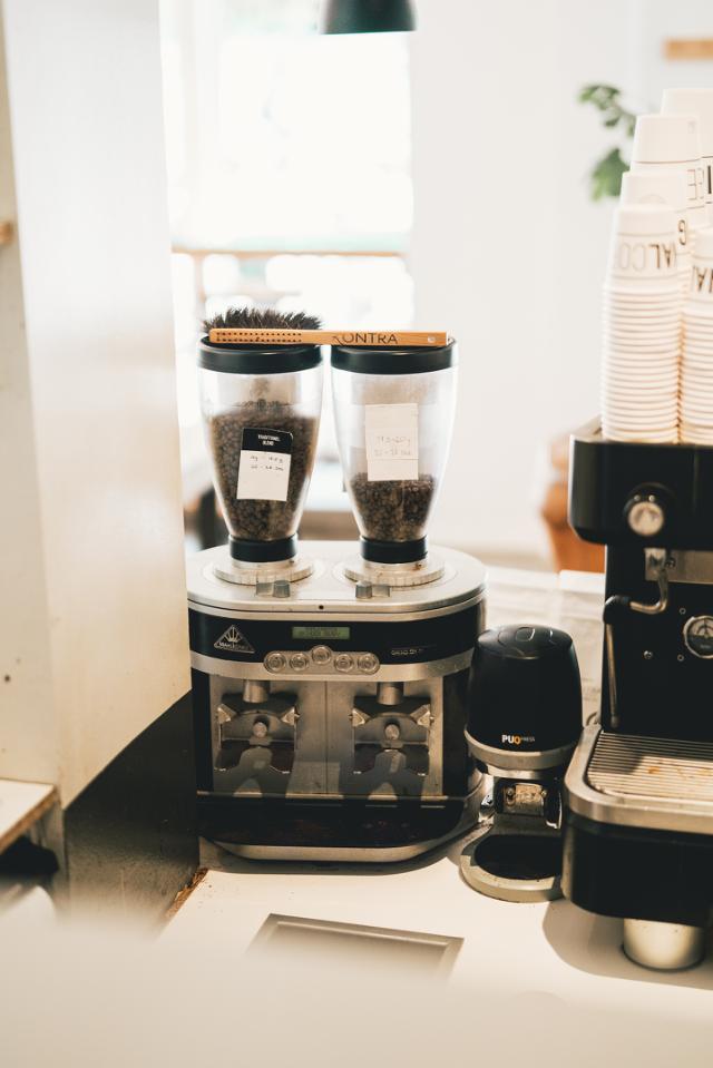 kaffekvaern med plads til to slags kaffe till brygning paa espressomaskine