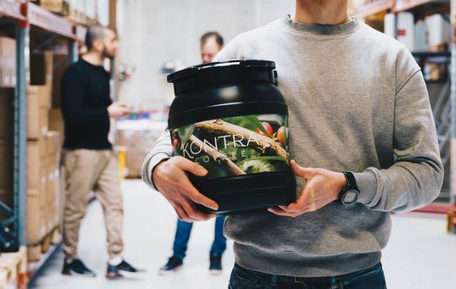 person holder kaffetoende fra kontra coffee i favnen