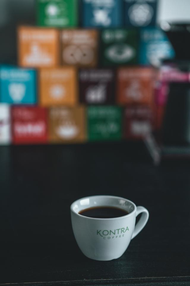 sort filterkaffe i kop med kontra coffee logo