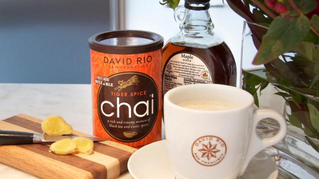 David Rip Chai står i en vindueskarm