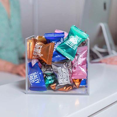 Forskellige chokolader samlet i glasskål