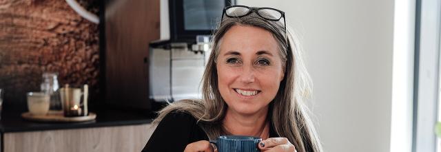 to kolleger i virksomhed drikker kaffe fra kaffeløsningen leveret af BKI Professionel