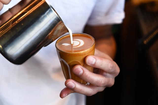 Barista laver cortado kaffe