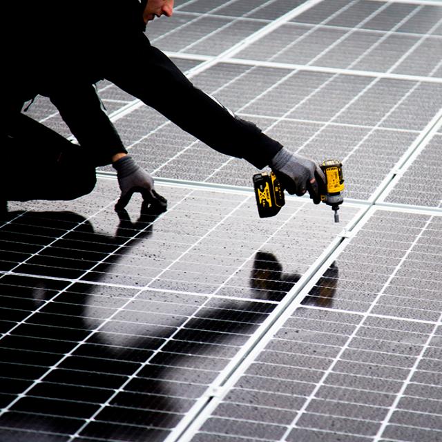 solceller monteres på taget af BKI