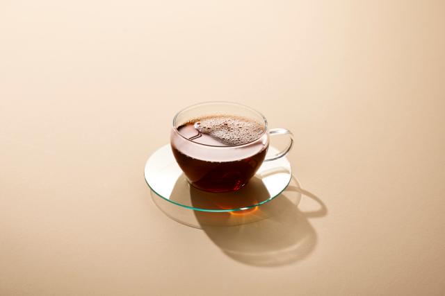 Glas kaffekop med sort kaffe 