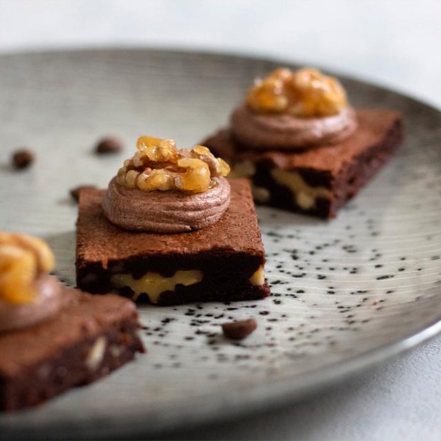 espressobrownies på tallerken med valnødder