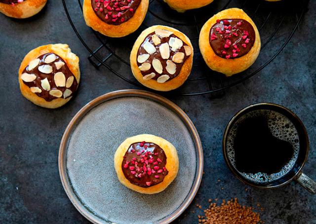 Fastelavnsboller med vaniljecreme, solbær og skøn kaffechokolade på toppen