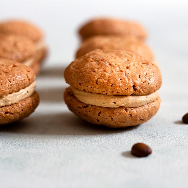 makroner med smørcreme lavet med espresso