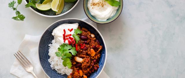 portion chili con carne tilsat kaffe og chokolade