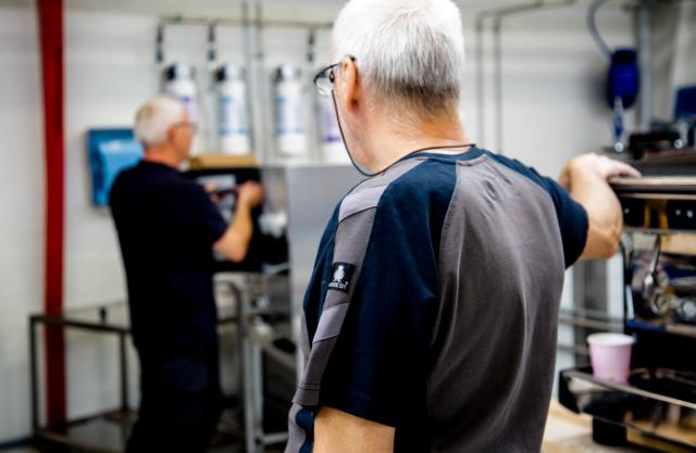 BKI teknikere udfører professionel service og reparation af kaffemaskiner