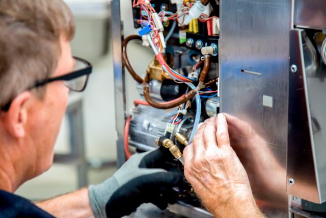 BKI tekniker udfører service og reparation af professionel kaffemaskine