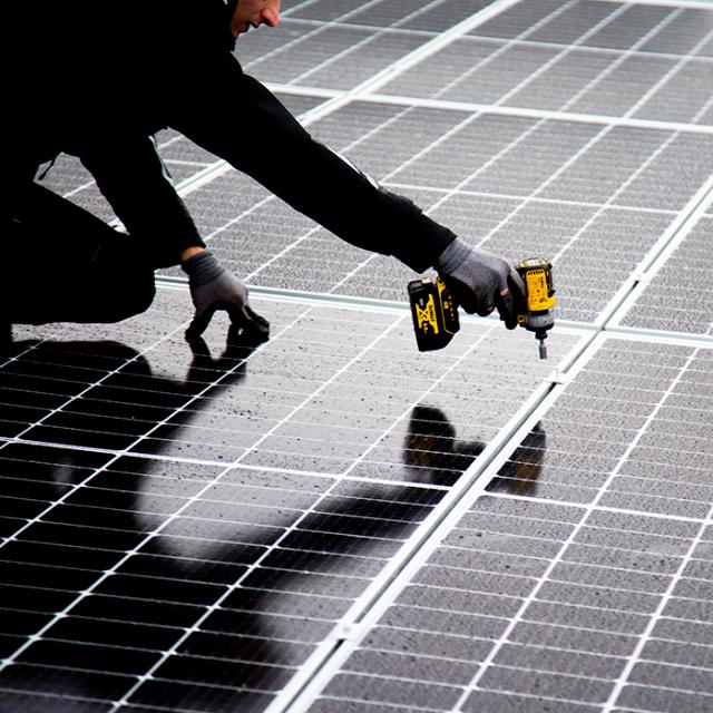 solceller monteres på taget af BKI