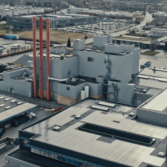bki fabrikken med solceller på taget