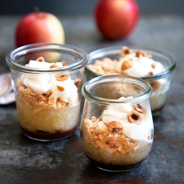 æblekage serveret med mokkaganache, fløde og rasp på toppen