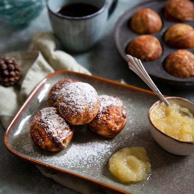 lækre æbleskiver med marcipan og æblekompot og kaffegrums