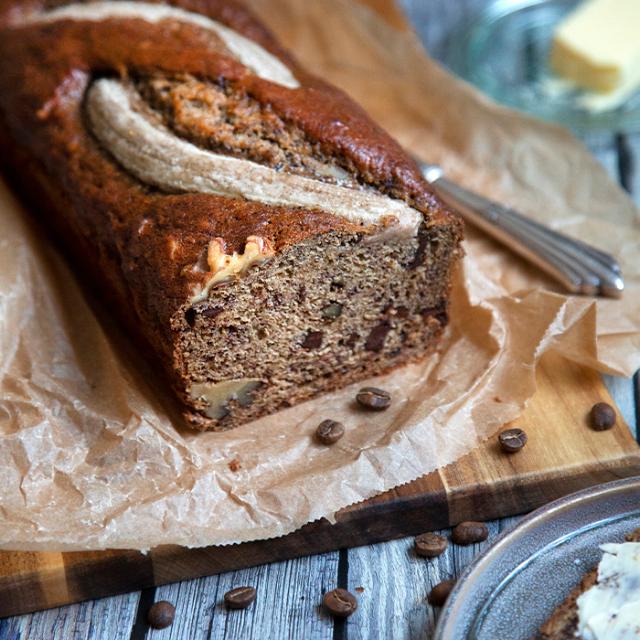 bananbrød med kaffegrums og nødder