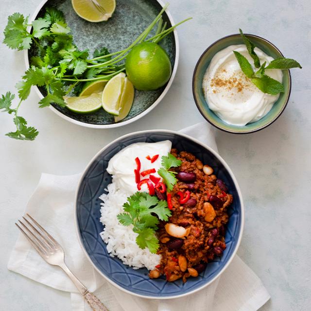 Chili con carne med kaffe med lime og yoghurt