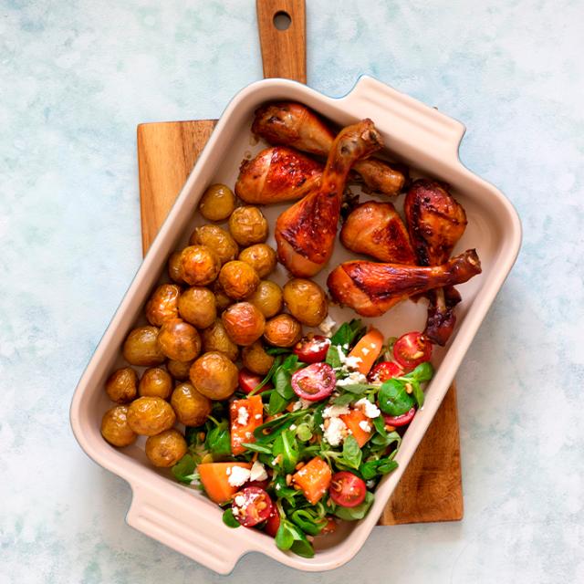 fad med kylling med kaffe-marinade og kartofler og salat