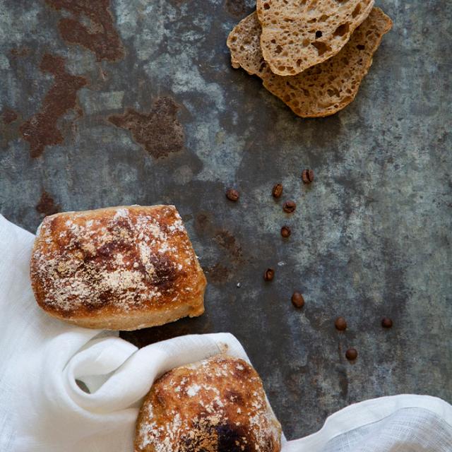 friske surdejsboller med kaffe