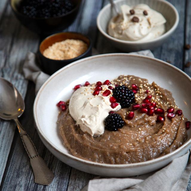 øllebrød med lækker flødeskum med kaffe og bær som topping