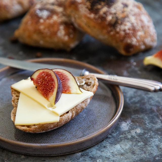 surdejsboller med kaffegrums serveret med ost of figne