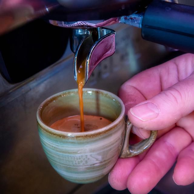 Comwell kunde brygger espresso af BKI espressokaffemaskine 