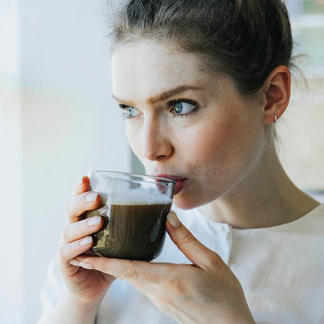 kvinde drikker kaffe fra WMF kaffemaskine til erhverv