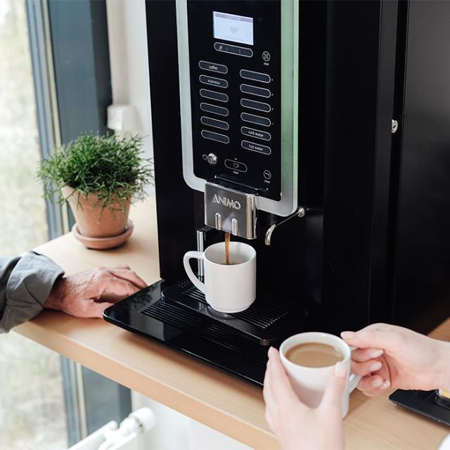 Medarbejdere trækker en kop kaffe på en WMF-maskine