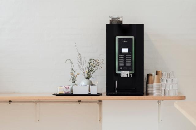 Kaffemaskine med kaffeløsning til offentlige institutioner