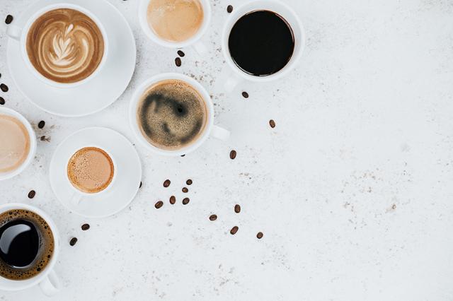 kaffekopper med kaffe brygget af sorterne arabica og robusta