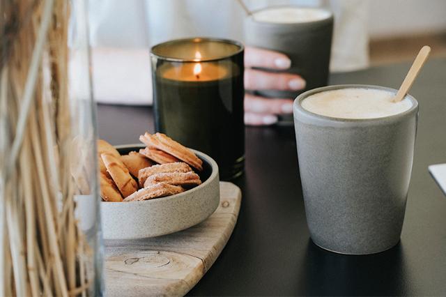 To der drikker kaffe med tilbehør på hotellet og konferencen